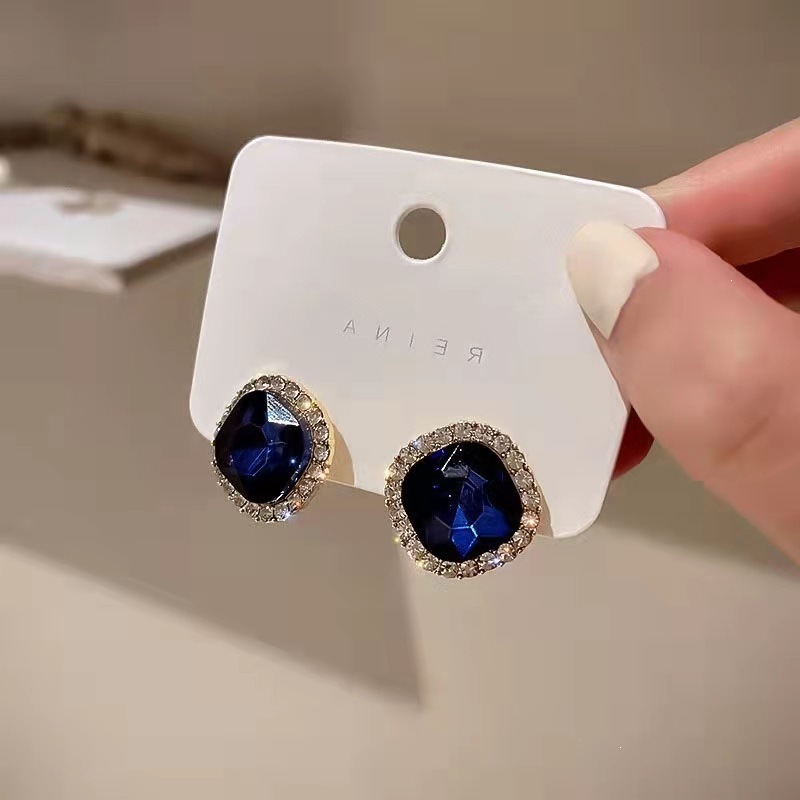 Orecchini a lobo con cristalli - Luxury Lifestyle Niche recensione e prezzo
